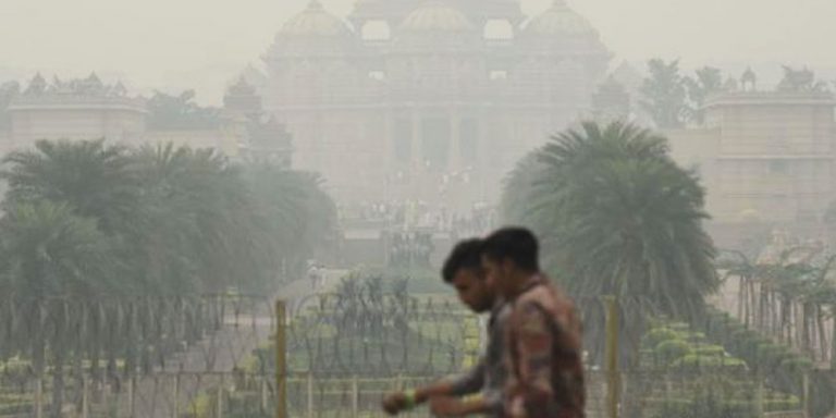 Schools shut as air quality worsens in New Delhi