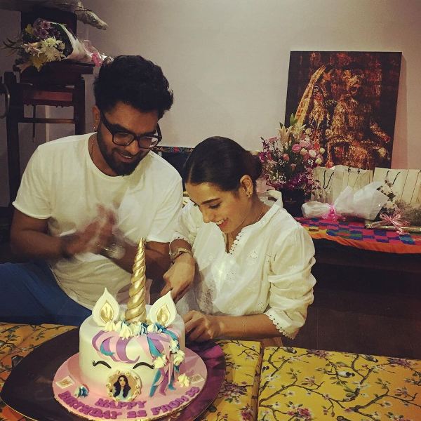 Iqra Aziz turns 22, Celebrates Birthday with her Love Yasir Hussain