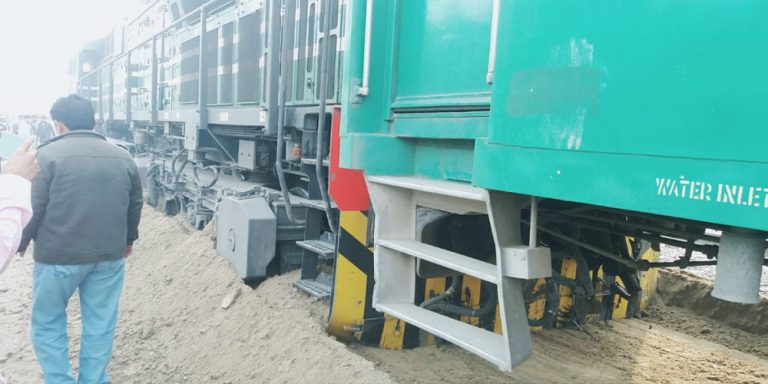 Karakoram Express derails at Safdarabad station