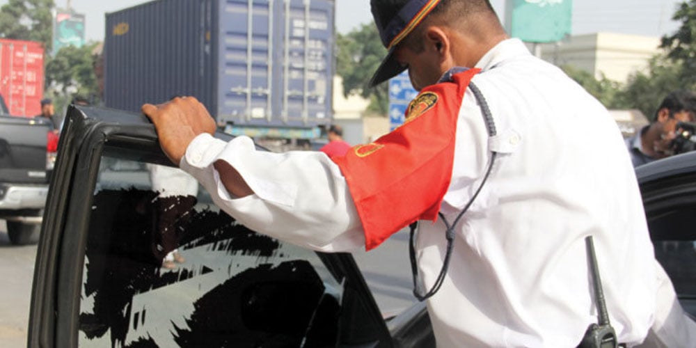 Woman in Karachi caught immodestly abusing traffic police official