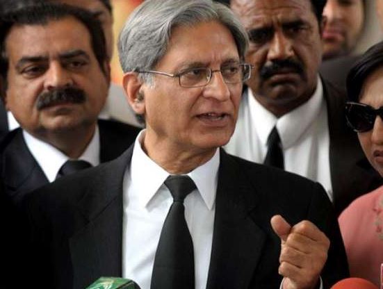 Aitzaz Ahsan denounces the act of lawyers who attacked PIC