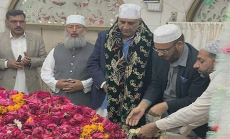 COAS Qamar Javed Bajwa visits shrine of Data Darbar