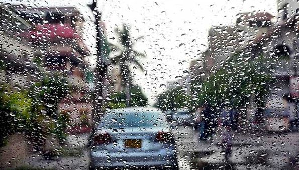 Light drizzle in Karachi turns weather chilly