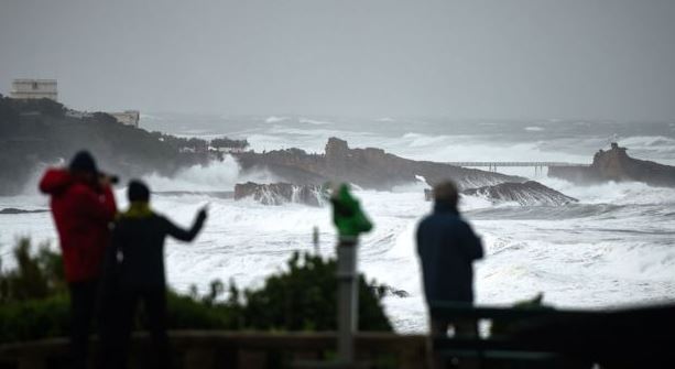 Strong wind hits France