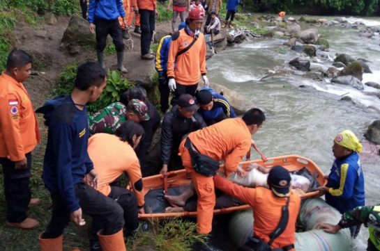 Indonesia: Bus accident leaves 26 dead into river
