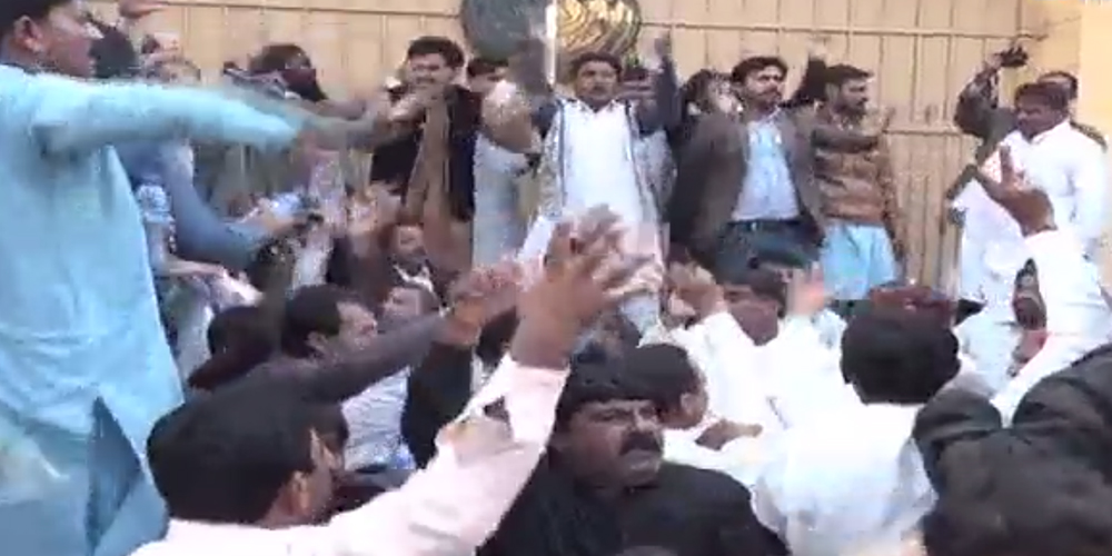 Police arrests Teachers outside Sindh Assembly