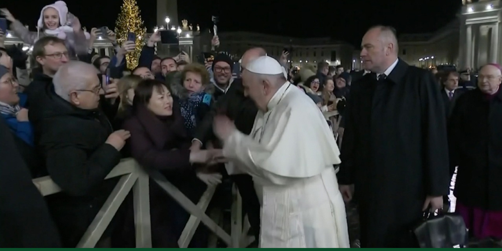 Pope Francis seeks apology after slapping woman's hand
