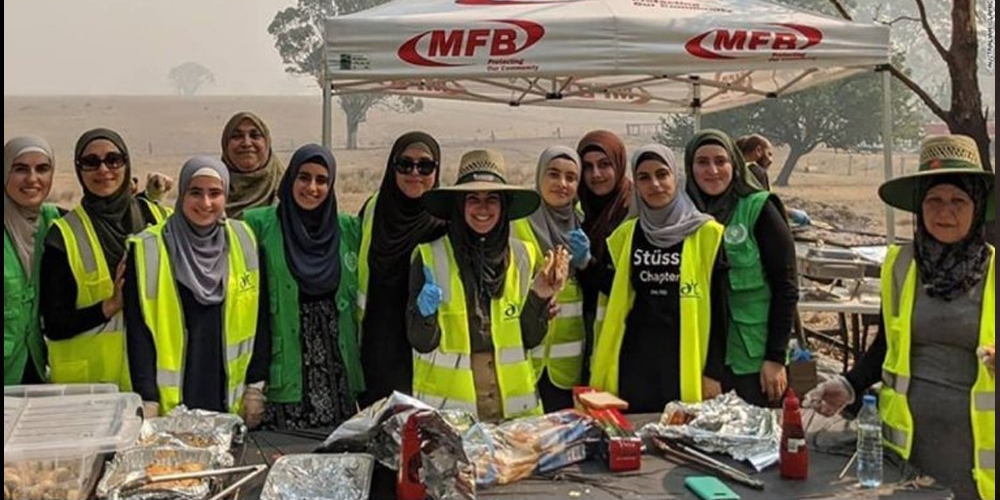 Aussie Muslim women cook meal for exhausted firefighters
