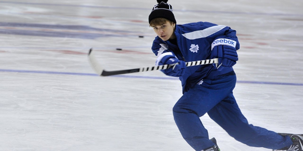 Justin Bieber challenged by Jordan Binnington for an ice hockey match