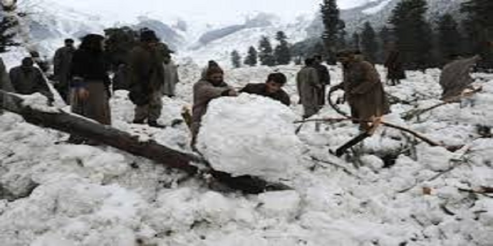 A new spell of rain and heavy snowfall has entered Azaad Kashmir and activities to deal with the hazards of avalanches have been stopped.