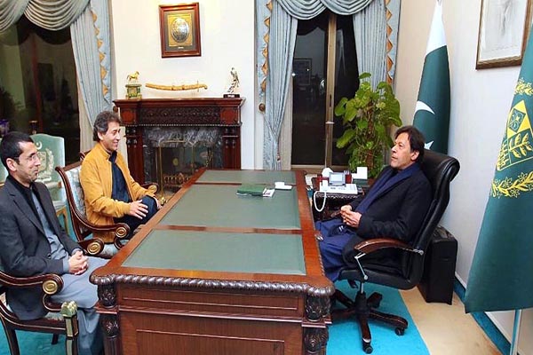 PM Imran Khan calls on Atif Khan, Shahram Tarakai