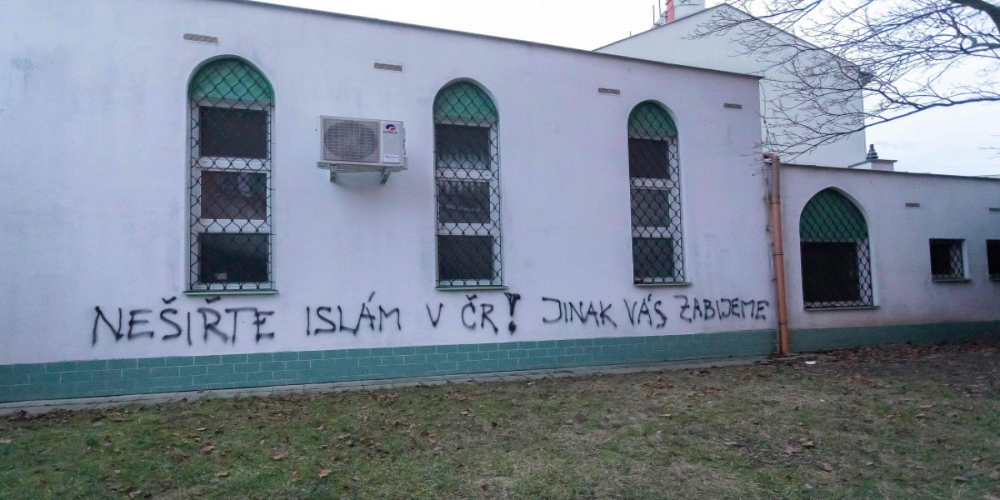 Czech mosque vandalised with death threats to Muslims