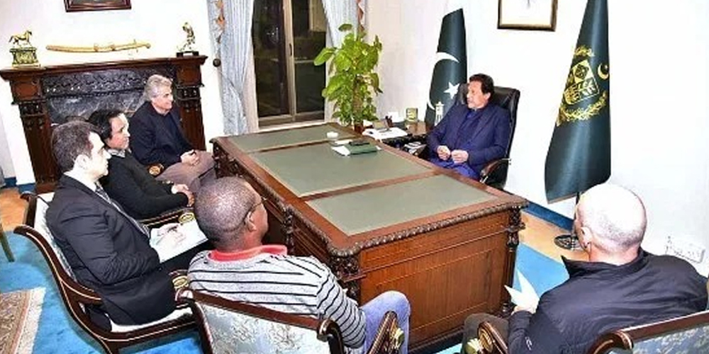 Prime Minister Imran calls on former International cricketers