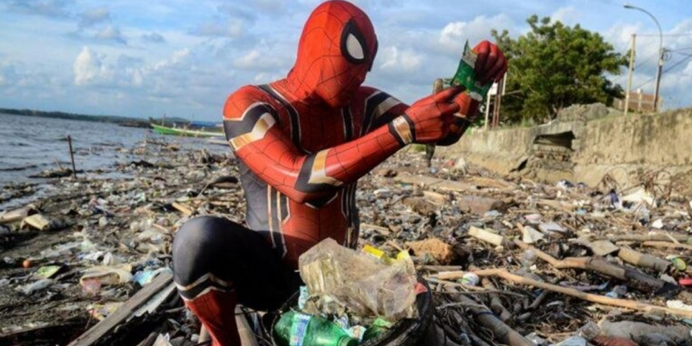 Spider-Man is on the field to clean up garbage
