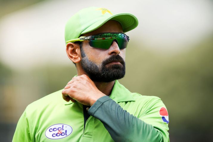 Muhammad Hafeez ready to bowl as he clears bowling action