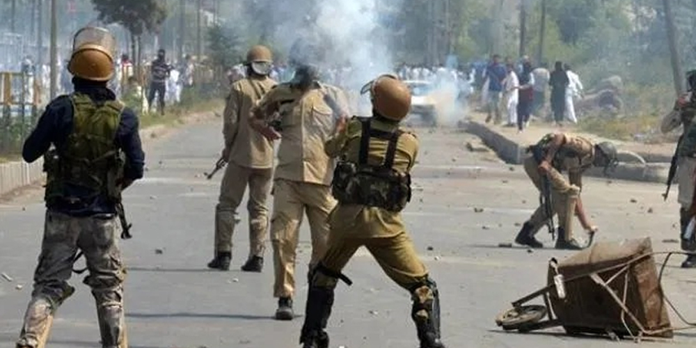 Indian troops open fire on protesters in IoK, multiple injured