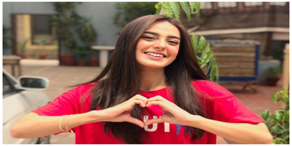 Playful showbiz star, Iqra Aziz shares her killing look with fans