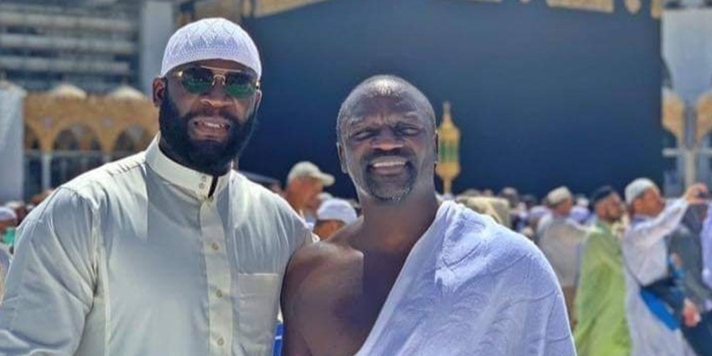 US Rapper Akon spotted in Makkah, Performs Umrah