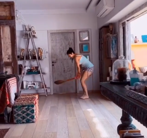 katrina kaif play cricket with broom