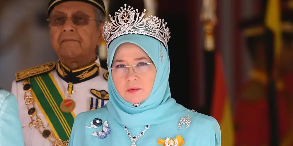 Malaysia’s Queen cooks meals for hospital workers amid COVID-19 outbreak