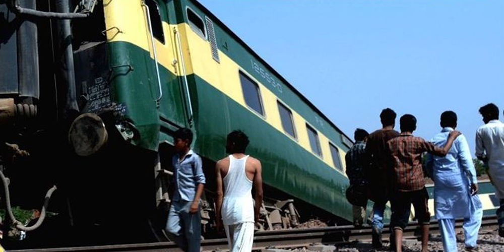 Sukkur Express hits stationary freight train in Matiari
