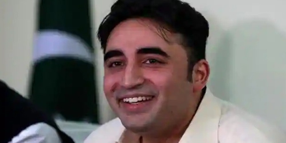 Bilawal replies laughter emoji on Tweet that trolls PM Imran