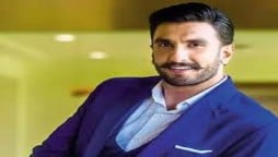 Ranveer Singh falls from the stage while dancing in an award show