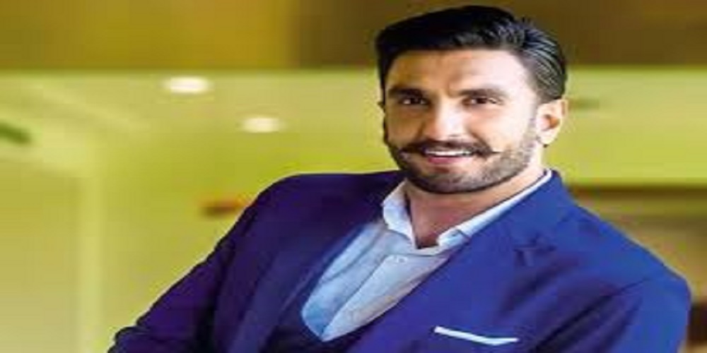 Ranveer Singh falls from the stage while dancing in an award show