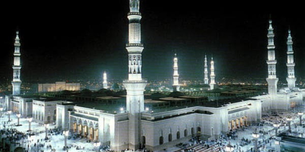 Saudi Arabia opens Prophet's Mosque with Fajr prayers