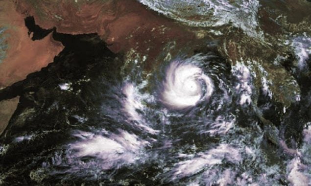 A super cyclonic storm likely to hit India, Several migrants evacuate eastern coast