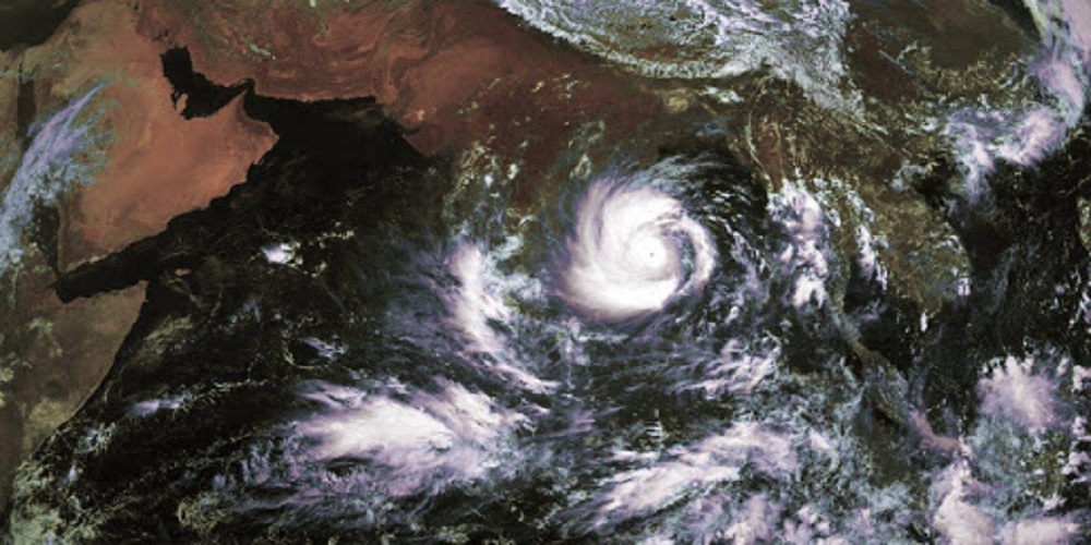 A super cyclonic storm likely to hit India, Several migrants evacuate eastern coast