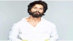 Shahid Kapoor financially helps 40 background dancers facing financial crisis