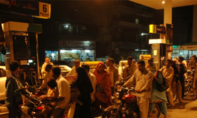 Petrol becomes rare in Karachi after prices drop