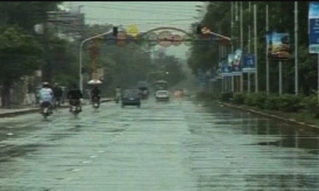 Heavy rain with fresh breeze in Lahore turns weather pleasant