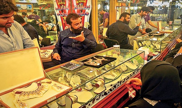Gold prices decrease by Rs 100 on 28th June 2020