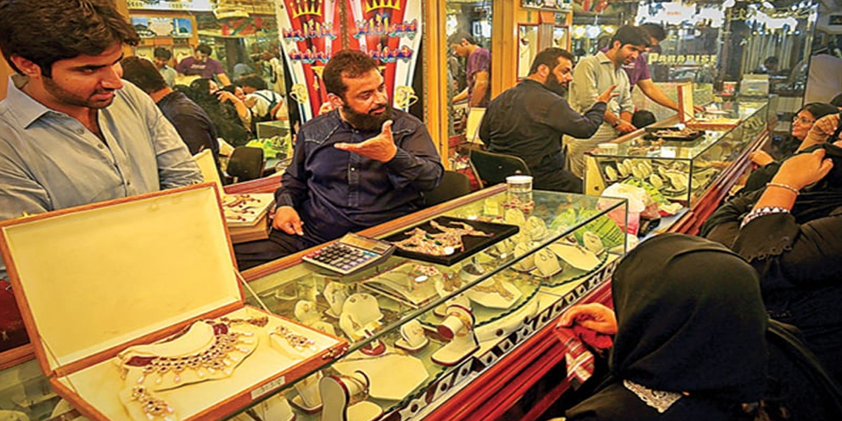 Gold Prices decrease by Rs 200 in Pakistan