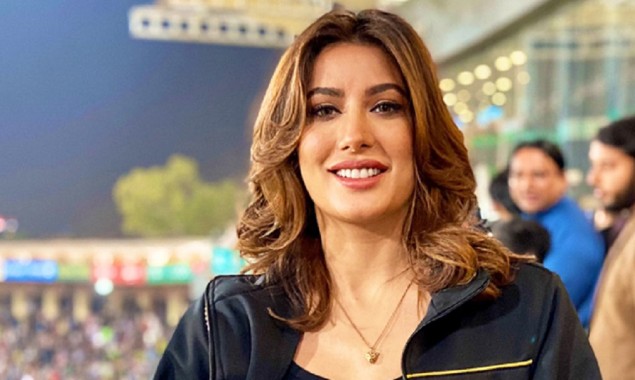 Mehwish Hayat’s photo with her cute pet dogs will make your day