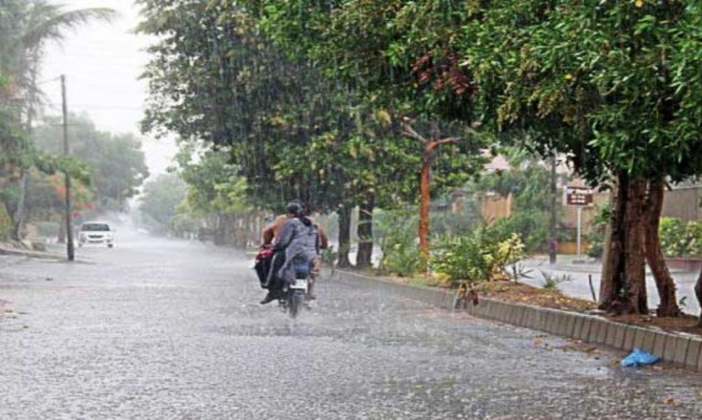 Parts of Karachi receive heavy to moderate rain showers on Monday morning
