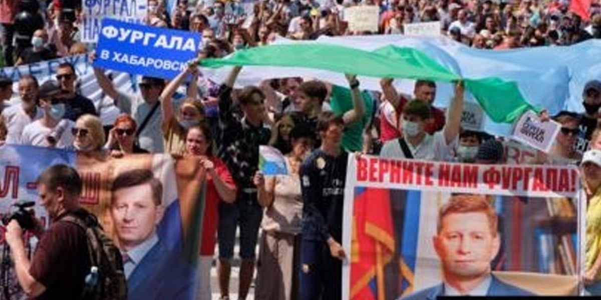 Russia: Thousands protest governor's arrest, chanting slogans against Putin