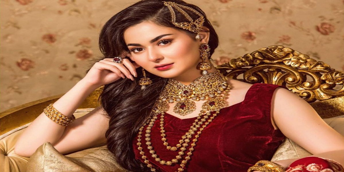 Hania Aamir looks stunning in elegant saree