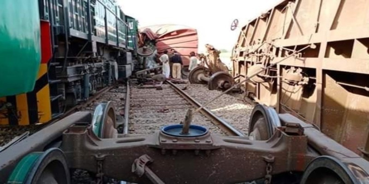 Shalimar Express collides with a freight train in Rahim Yar Khan