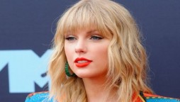 Taylor Swift donates £23,000 to help student take up degree