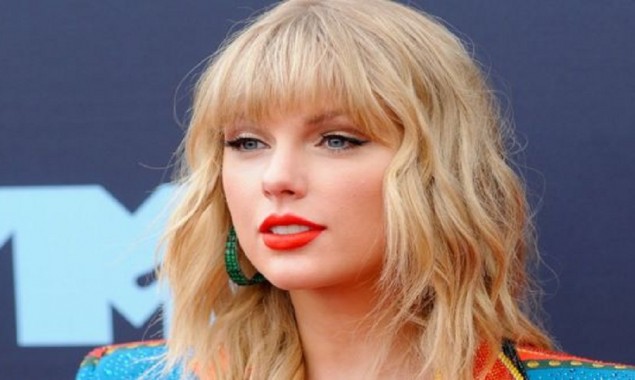 Taylor Swift donates £23,000 to help student take up degree