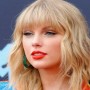 Taylor Swift donates £23,000 to help student take up degree