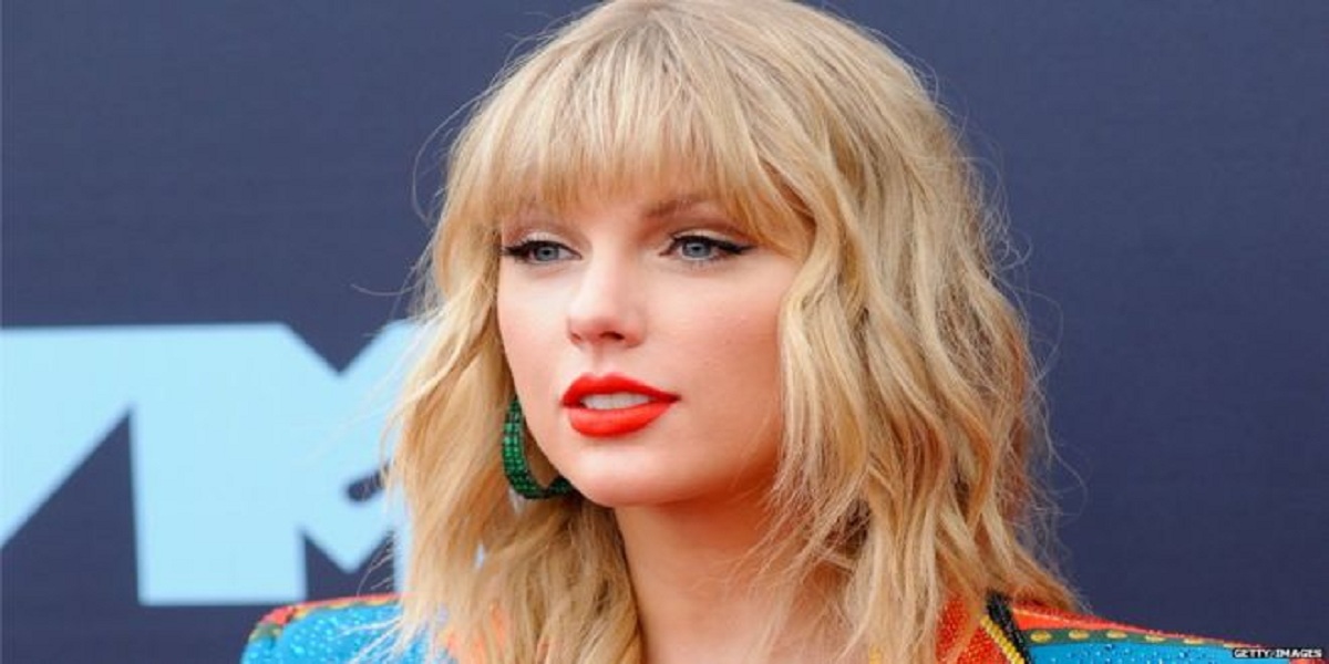Taylor Swift donates £23,000 to help student take up degree