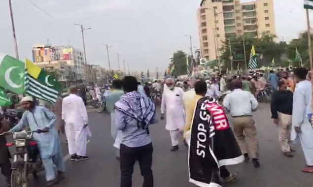Cracker attack on Jamaat-e-Islami’s Kashmir rally in Karachi
