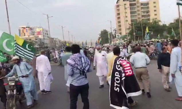 Cracker attack Jamaat-e-Islami in Kashmir rally