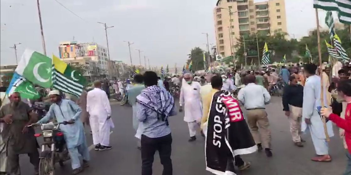 Cracker attack Jamaat-e-Islami in Kashmir rally