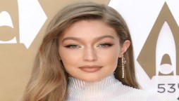 Gigi Hadid Displays Her Pregnancy Look in a Unique Selfie taken few before the due Date