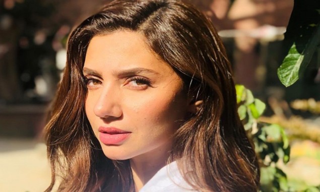 Mahira Khan’s “sun-kissed” selfie wins hearts